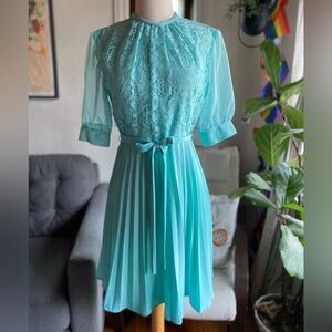 Vintage Lace Teal knee-length Dress - Tailored- size small